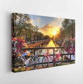 Prachtige zonsopgang boven Amsterdam, Nederland, met bloemen en fietsen op de brug in het voorjaar - Modern Art Canvas - Horizontaal - 189863267 - 80*60 Horizontal