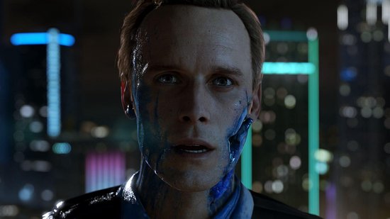 Een androïde met blauwe verf op zijn gezicht, dat over zijn wang loopt. Hij draagt een zwart jasje.