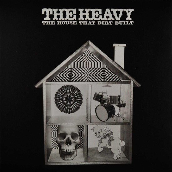 Albumhoes 'The House That Dirt Built' van The Heavy. Houten poppenhuis met trommelstel, schedel, mandala en lammetje.