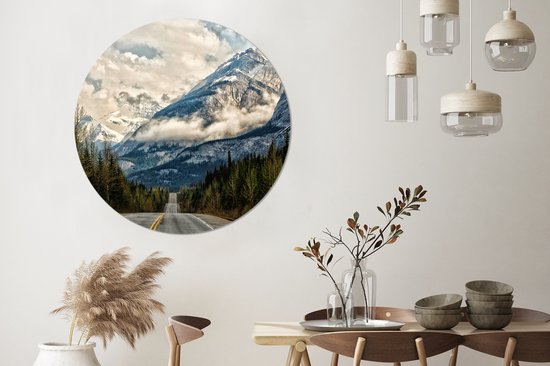 Une route mène vers une plaque en plastique de cercle de mur de haute montagne ⌀ 140 cm