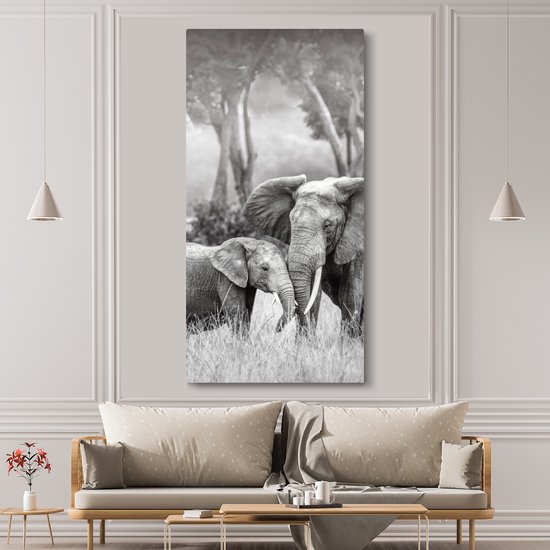 Canvas Schilderij Baby olifant met haar moeder in zwart-wit - 80x160 cm - Wanddecoratie