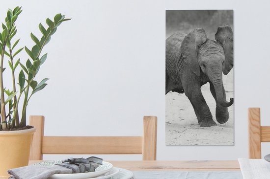 Canvas Schilderij Olifant - Baby - Dieren - Pad - Zwart wit - 20x40 cm - Wanddecoratie