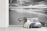 Behang - Fotobehang Hart op het strand in Nederland - zwart wit - Breedte 330 cm x hoogte 220 cm