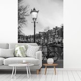 Behang - Fotobehang Amsterdam in de schemering - zwart wit - Breedte 170 cm x hoogte 260 cm