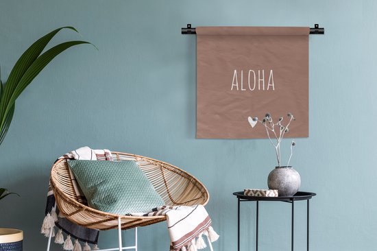 Wandkleed - Wanddoek - Engelse quote "Aloha" met een hartje tegen een bruine achtergrond - 60x60 cm - Wandtapijt