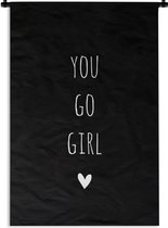 Wandkleed - Wanddoek - Engelse quote "You go girl" op een zwarte achtergrond - 60x90 cm - Wandtapijt