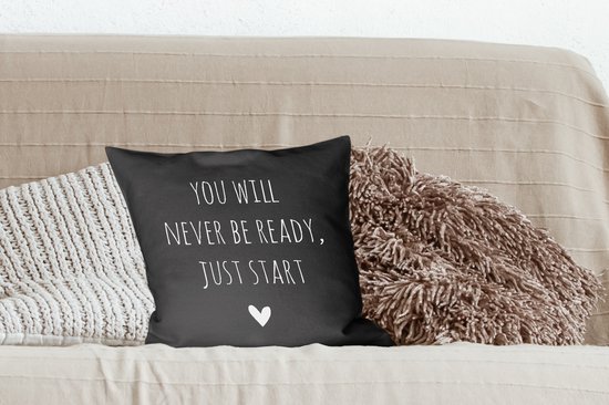Sierkussen - Citation en anglais Vous ne serez jamais prêt, commencez simplement par un coeur sur un fond noir