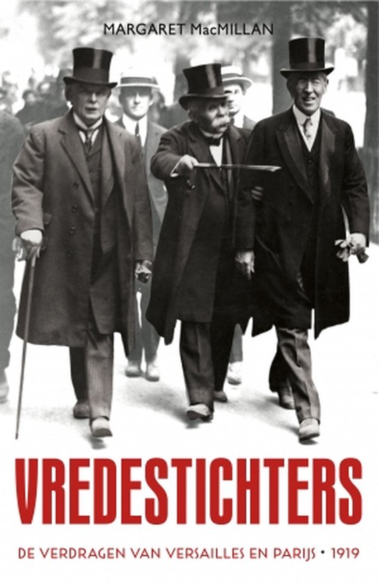 Boekomslag Vredestichters met zwart-witfoto van mannen in hoge hoeden en jassen uit 1919.