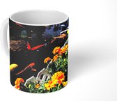 Mok - Koffiemok - Koi karpers in een vijver met bloemen - Mokken - 350 ML - Beker - Koffiemokken - Theemok