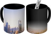 Magische Mok - Foto op Warmte Mok - De Sheikh Zayed Road loopt dwars door Dubai op een zonnige dag - 350 ML