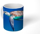 Mok - Koffiemok - Zeeschildpad blauw water met kwal - Mokken - 350 ML - Beker - Koffiemokken - Theemok