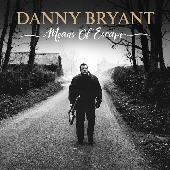 Danny Bryant loopt op een landweg met zijn gitaar, met bomen langs weerszijden. Bovenin staat 'DANNY BRYANT Means Of Escape'.