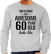 Awesome 60 year - geweldige 60 jaar cadeau sweater grijs heren -  Verjaardag cadeau trui S