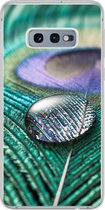 Geschikt voor Samsung Galaxy S10e hoesje - Close-up van een waterdruppel op de veer van een pauw - Siliconen Telefoonhoesje