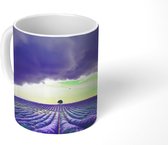Mok - Donkere wolken pakken zich samen boven de lavendelvelden - 350 ML - Beker