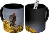 Magische Mok - Foto op Warmte Mok - Een Roodkopgier in een hoge boom - 350 ML