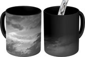 Magische Mok - Foto op Warmte Mok - Regenboog voor donkere wolken - zwart wit - 350 ML