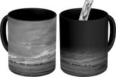 Magische Mok - Foto op Warmte Mok - Herder aan voet van Tian Shan - zwart wit - 350 ML