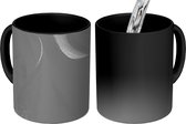 Magische Mok - Foto op Warmte Mok - Close-up abstracte bloembladeren - zwart wit - 350 ML