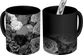 Magische Mok - Foto op Warmte Mok - Een bloemdessin met verschillende kleuren - zwart wit - 350 ML