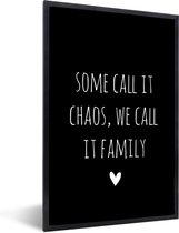 Fotolijst incl. Poster - Engelse quote "Some call it chaos, we call it family" met een hartje op een zwarte achtergrond - 40x60 cm - Posterlijst