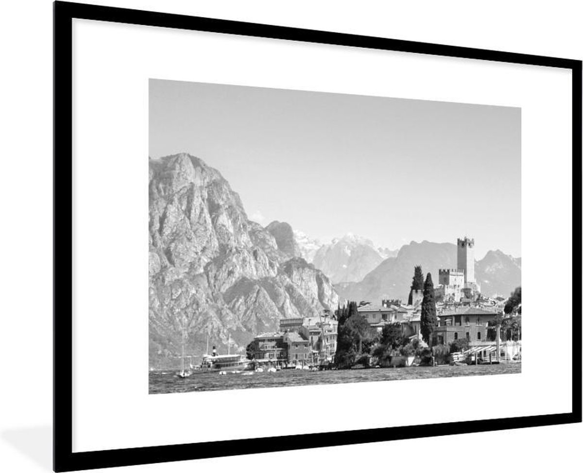 Posters Zwart et Wit - Bâtiments colorés et paysage de montagne au lac