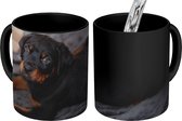 Magische Mok - Foto op Warmte Mokken - Koffiemok - Een Rottweiler puppy op een zwart kleed - Magic Mok - Beker - 350 ML - Theemok