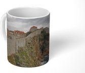 Mok - Grijzen wolken boven de stadsmuren Dubrovnik in Kroatië - 350 ML - Beker