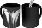 Magische Mok - Foto op Warmte Mok - Een close up van calla lily-bloemen op een zwarte achtergrond - 350 ML