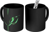 Magische Mok - Foto op Warmte Mok - Een groene stengel met twee bladeren zwarte achtergrond - 350 ML