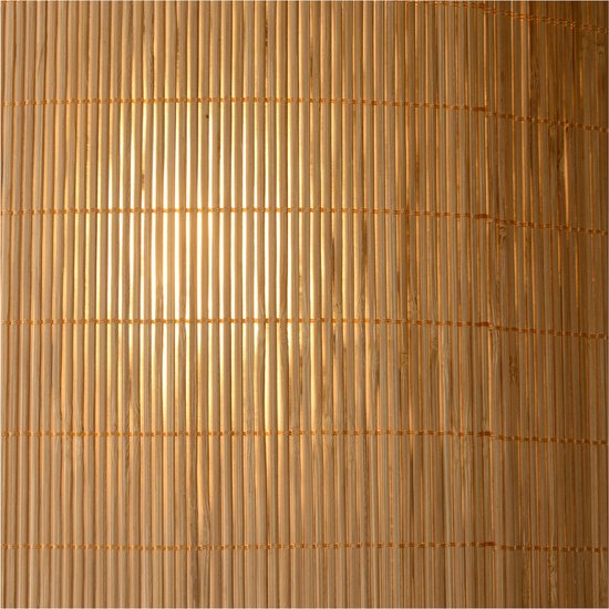 Textuur van een bamboe lampenkap, bestaande uit verticale bamboestokjes met horizontale touwtjes.