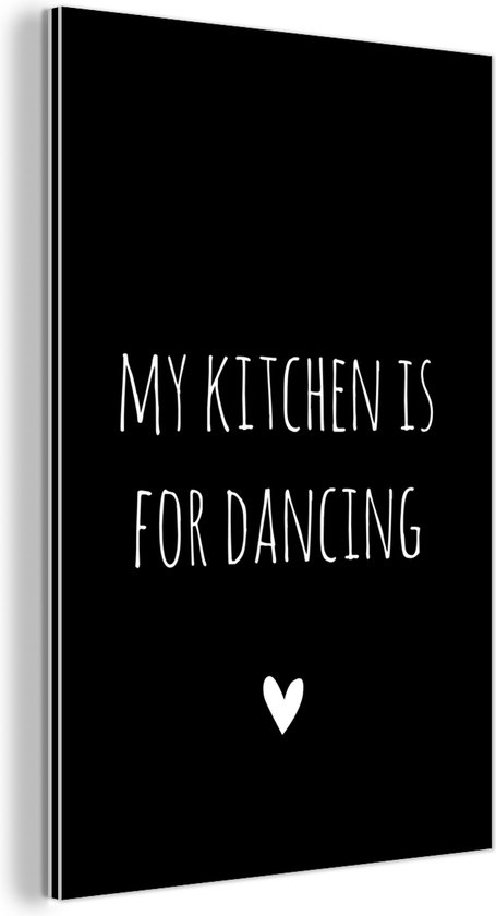 Wanddecoratie Metaal - Aluminium Schilderij Industrieel - Engelse quote "My kitchen is for dancing" met een hartje op een zwarte achtergrond - 40x60 cm - Dibond - Foto op aluminium - Industriële muurdecoratie - Voor de woonkamer/slaapkamer
