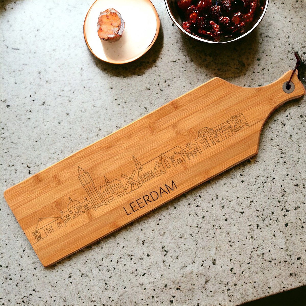Out-Lines - Serveerplank met skyline van Leerdam - Bamboe - 60x16cm - Borrelplank Gravering