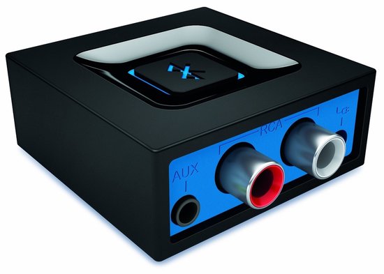 Zwarte Logitech adapter met AUX en RCA aansluitingen op blauwe achtergrond.