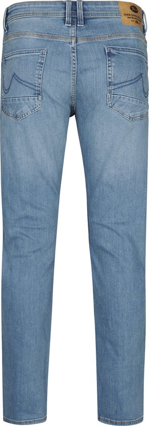 Lichtblauwe jeans, achterkant, met Petrol Industries-logo op de achterzak.