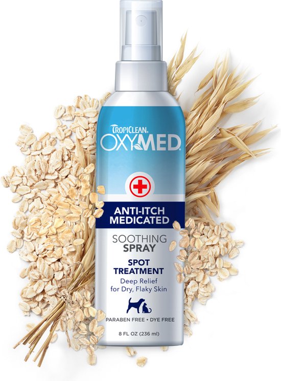 Flesje TropiClean OxyMed Anti-Itch Medicated Soothing Spray, omringd door havermout.