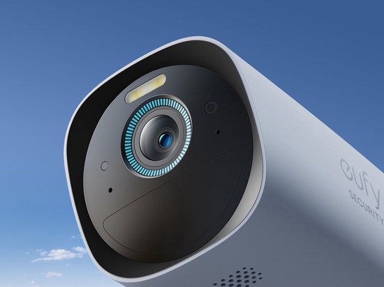 Close-up van een witte Eufy beveiligingscamera met zonnepaneel.