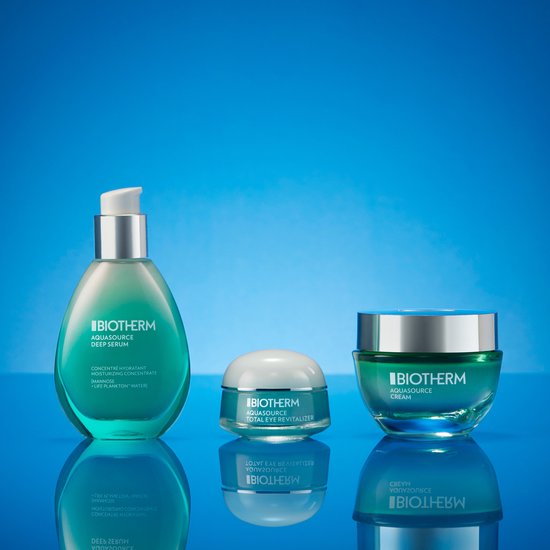 Biotherm Aquasource set: serumfles, oogcrème potje en crème pot met teal-accenten.