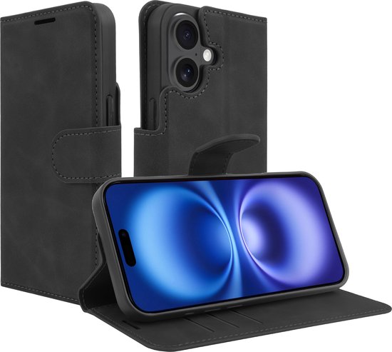 Zwart iPhone 16 Plus hoesje, opengeklapt en staand, met weergave van de telefoon.