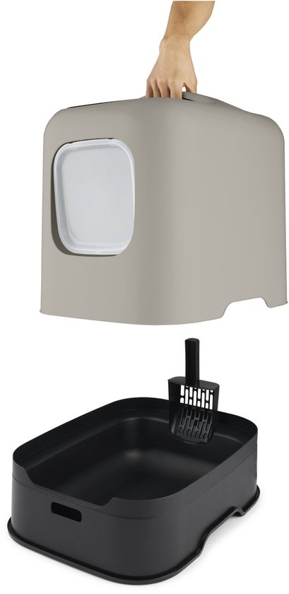 Een witte hand tilt het deksel van een grijze kattenbak op, los van de zwarte bak met schep.