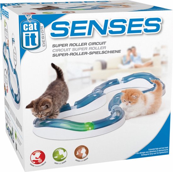 Verpakking van kattenspeelgoed met twee kittens, een wit en een bruin, spelend op een circuit.