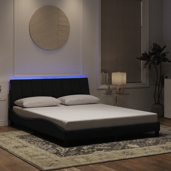Cadre de lit noir avec tête de lit rembourrée et éclairage LED en teinte bleue.