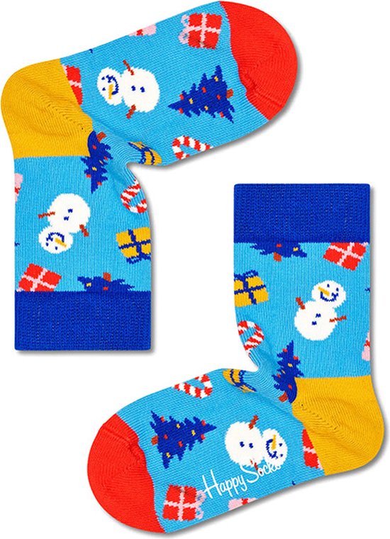 Lichtblauwe sokken met sneeuwpoppen, kerstbomen en cadeaus. Rode en gele boorden.