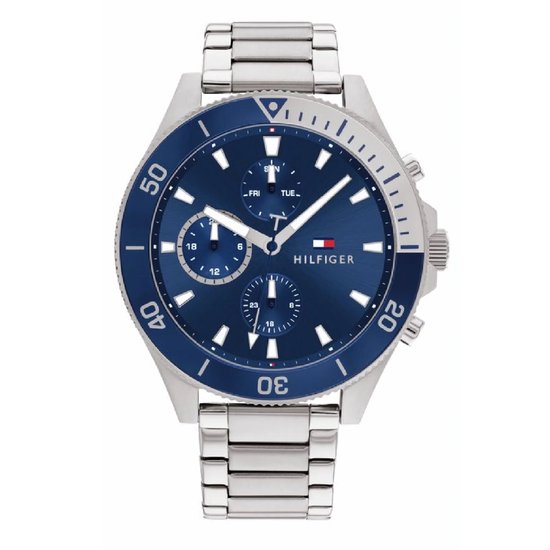 Zilverkleurig Tommy Hilfiger horloge met blauwe wijzerplaat en zilveren band. De lunette is blauw met witte cijfers.