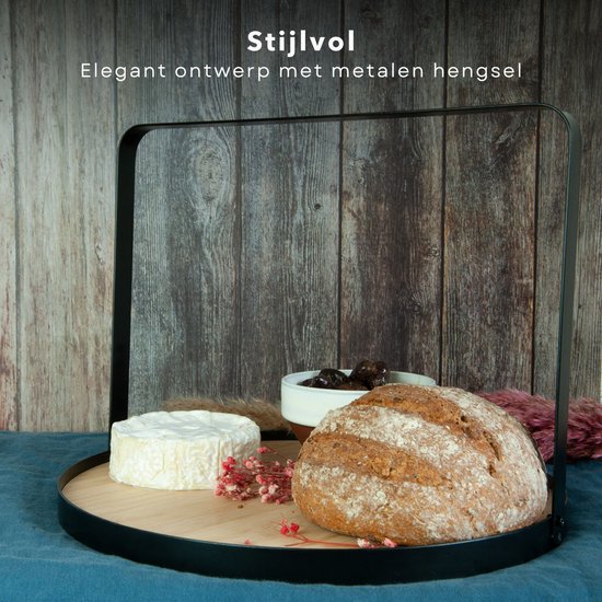 Ronde bamboe serveerplank met metalen handvat, gedecoreerd met brood, kaas en olijven.