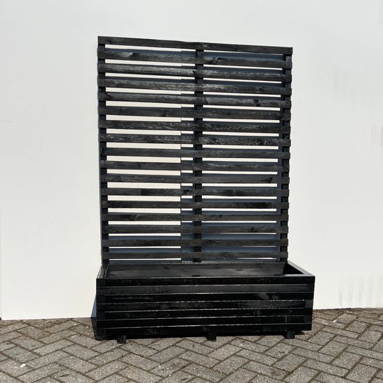 Zwarte houten plantenbak met een hoog, zwart klimrek, staand op een geplaveid oppervlak.