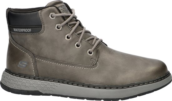 Grijze leren Skechers veterboot met 'WATERPROOF' opdruk en S-logo.