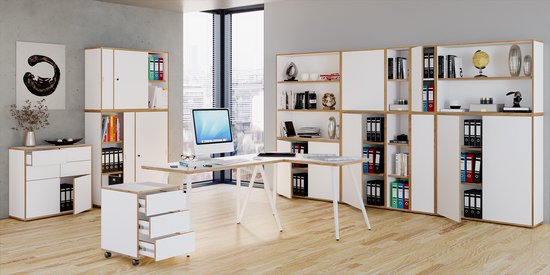 Modern kantoorinterieur met witte kasten, houten accenten, bureau met computer en bureaustoel in een lichte ruimte.