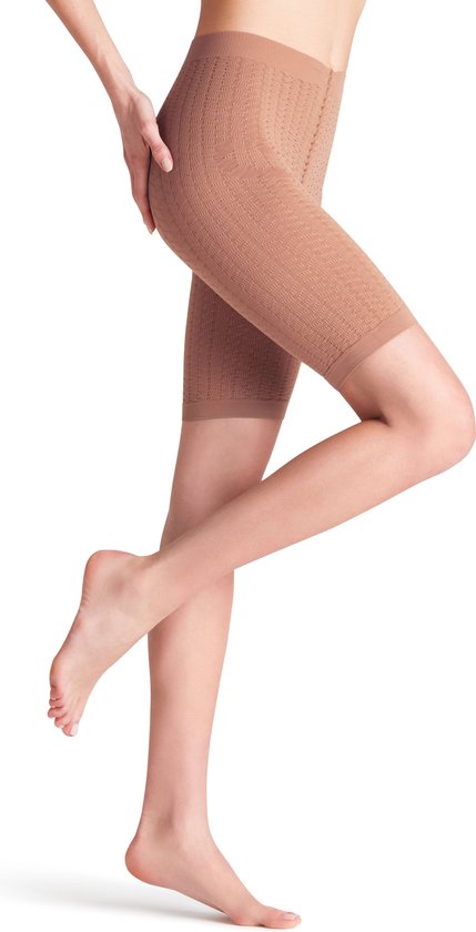 Bruine panty met een diamantvormig patroon, tot halverwege het bovenbeen. Model staat op één been.