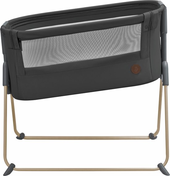 Co-sleeper Maxi-Cosi Tori gris foncé avec côtés en mesh et pieds beiges.